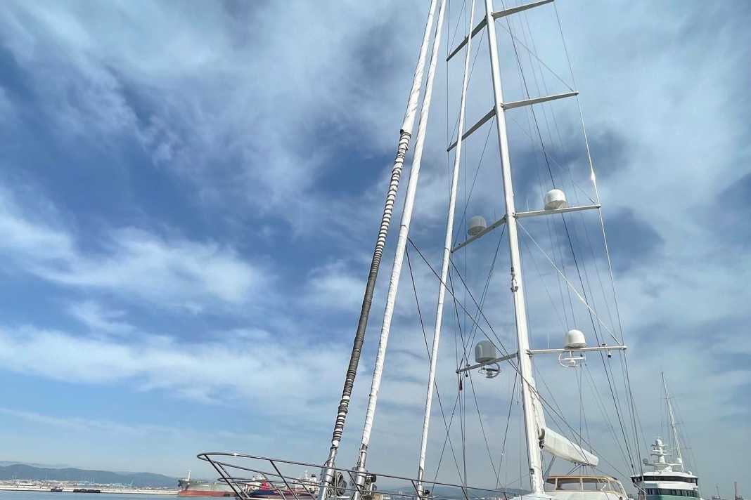 Ein Archivbild zeigt den 73 Meter langen Mast von „Bayesian“. Allein das Aluminiumprofil steht mit etwa 70 Quadratmetern im Wind