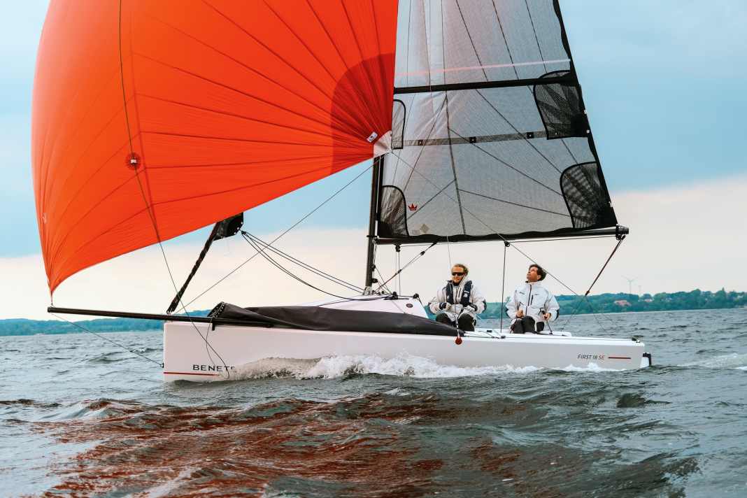 Die First 18 SE ist eine Einheitsklasse; Kohlefaserrigg, Laminatsegel und Gennaker-Setup sind Standard.