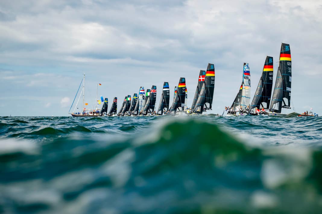 Start der 49er-FX-Klasse, die am Ende von Tag drei der Kieler Woche ein deutsches Trio auf dem Podium sieht