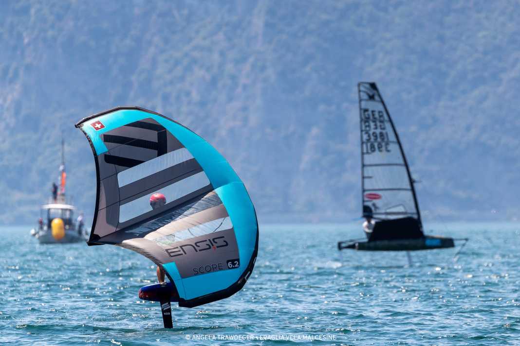 Trend vs. foiling veteran: a wingfoiler on the left, a moth on the right