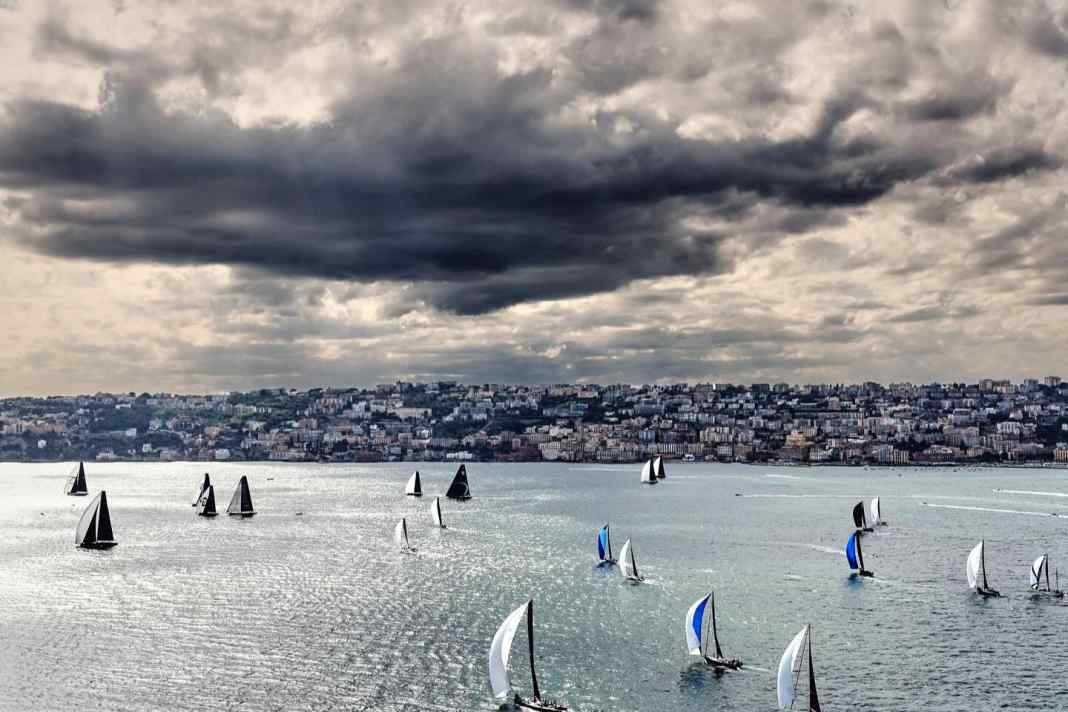 Auch unter wolkenverhangenem Himmel hat die Tre Golfi Sailing Week ein prachtvolles Segelrevier zu bieten