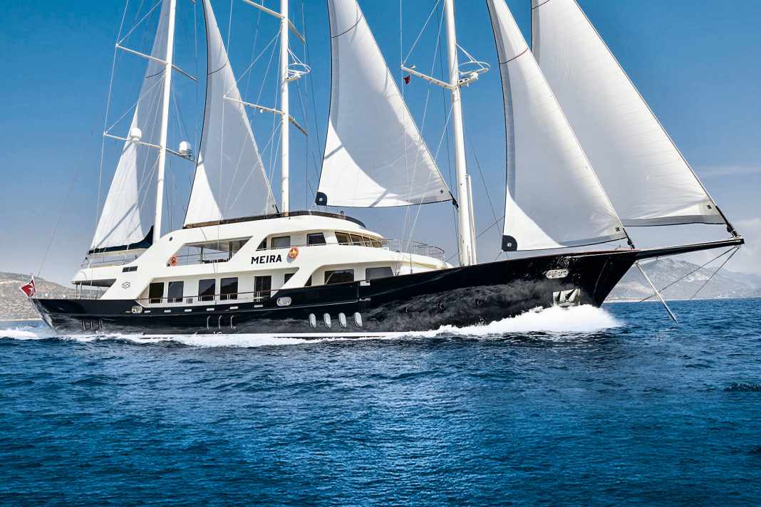 50. Meira: Neta Marine baute die moderne Gulet-Interpretation nach Plänen von Evan K. Marshall aus Stahl sowie Alu für die Aufbauten. Auf dem knapp zehn Meter breiten Dreimaster übernachten zwölf Gäste und zehn Crew- mitglieder. „Meira“ läuft als Charteryacht ab 120 000 Euro pro Woche und steht über Ocean Independence zum Verkauf. 2019 reduzierte sich der Preis von 15,5 auf 12,5 Millionen Euro.