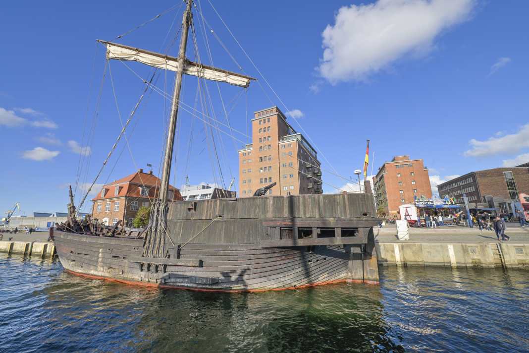 Vorerst keine Ausfahrten mehr: Die Poeler Kogge Wissemara an ihrem Liegeplatz im Alten Hafen in Wismar.