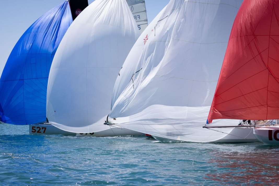 Un bel colpo d'occhio del fotografo Vincent Olivaud, che ha fornito anche alcune indimenticabili immagini del Vendée Globe. Qui ha visto il Bleu-Blanc-Rouge alla partenza della Puru Transgascogne - i colori nazionali della Francia.
