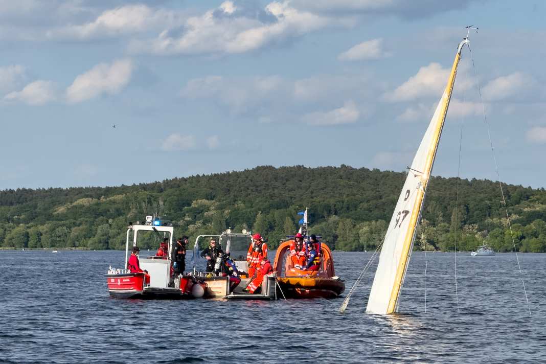 Nach dem Unglück ragt nur noch die obere Hälfte des Riggs aus dem Wasser.