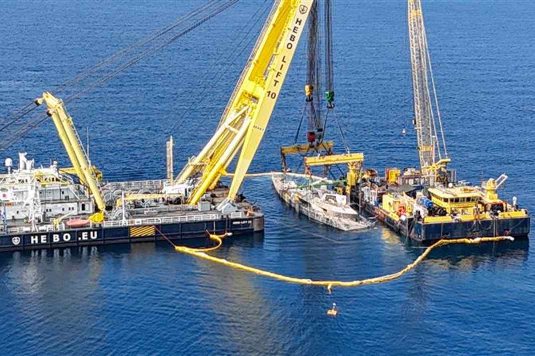 The crane ship "Hebo Lift 10" lifted "Bayesian" slowly and steadily from a depth of 50 metres. | DANILO ARNONE