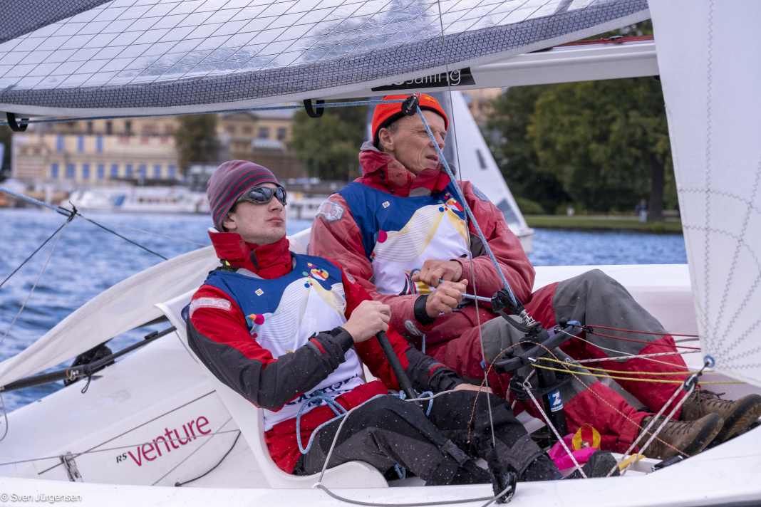 Christoph Trömer (r.), Vizeweltmeister der inklusiven Bootsklasse 2.4mR, mit seinem Sohn Tim Leonard