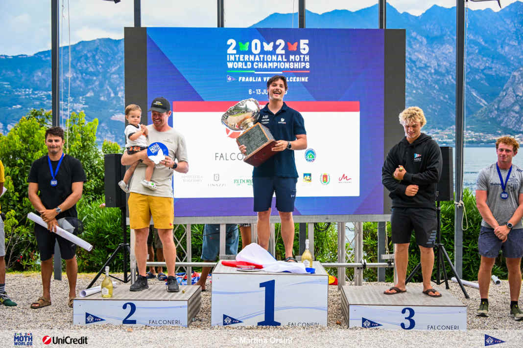 Le podium des championnats du monde avec le vainqueur Enzo Balanger (France), le médaillé d'argent Tom Slingsby (Australie) et Jacob Pye (Nouvelle-Zélande).