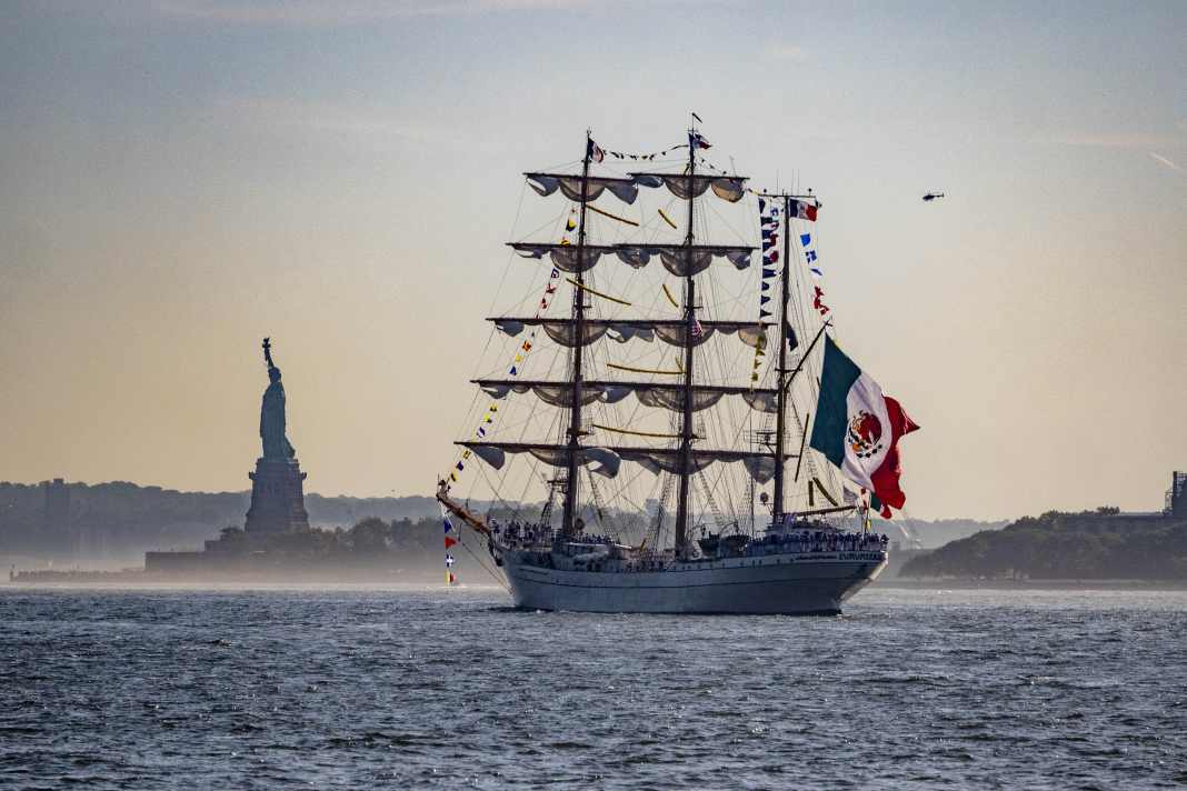 Bild mit Symbolcharakter: Die "Cuauhtémoc" passiert Staten Island und die Freiheitsstatue.