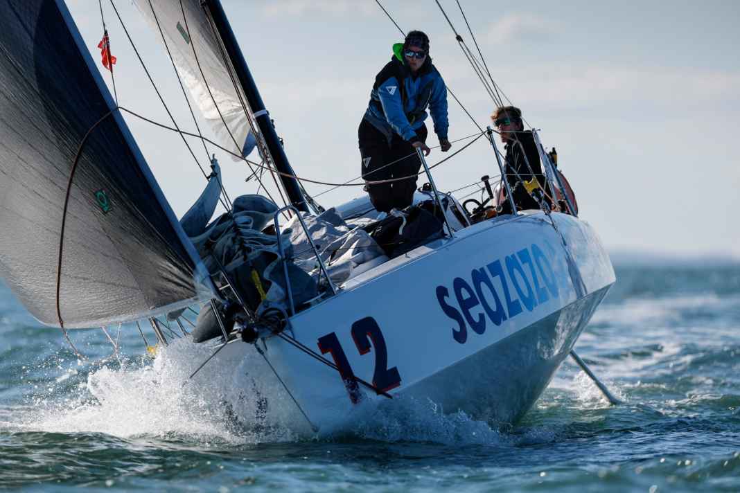 Lina Rixgens e Sverre Reinke alla partenza della regata di qualificazione per il Campionato del Mondo Offshore Misto a due mani al largo di Cowes.