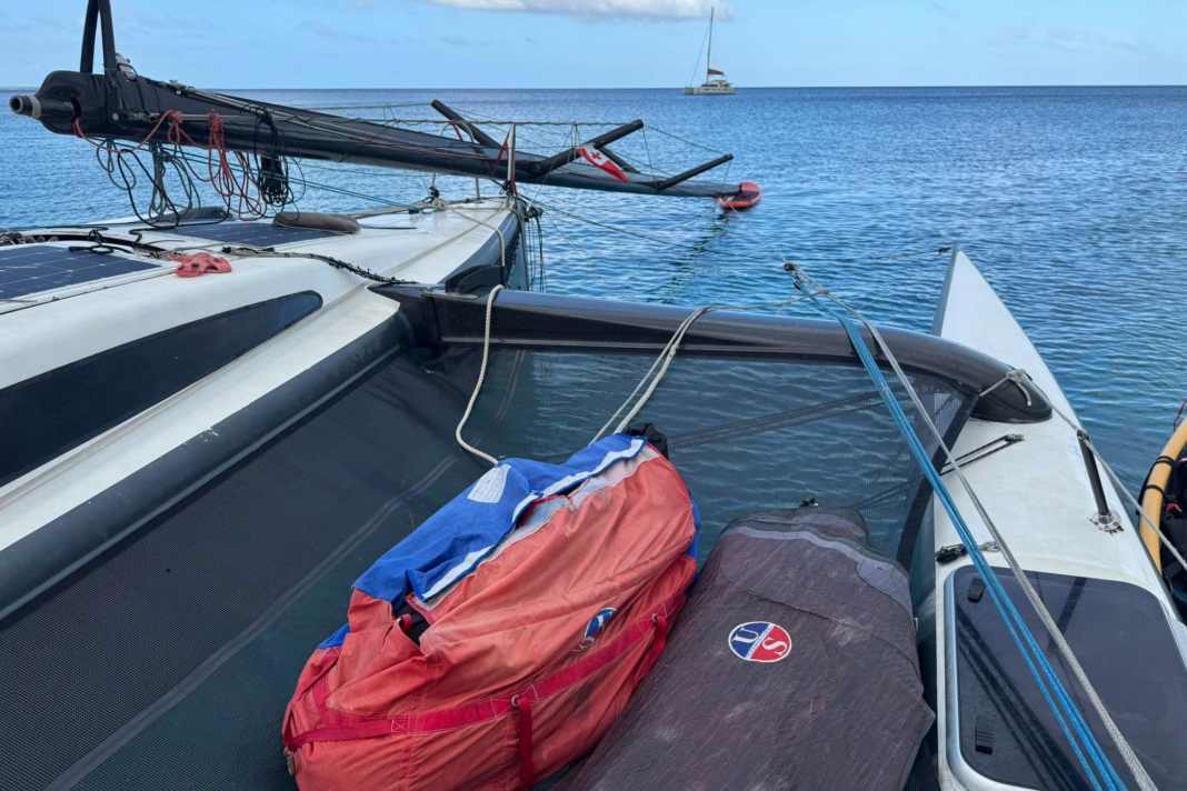 Mast der "Black Marlin" ragt über Deck und liegt auf einem SUP im Wasser