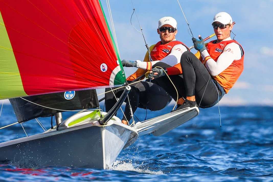 Die amtierenden 49er-Olympiasieger und SailGP-Titelverteidiger Diego Botin und Flo Trittel führten das WM-Feld am Freitagabend souverän an.