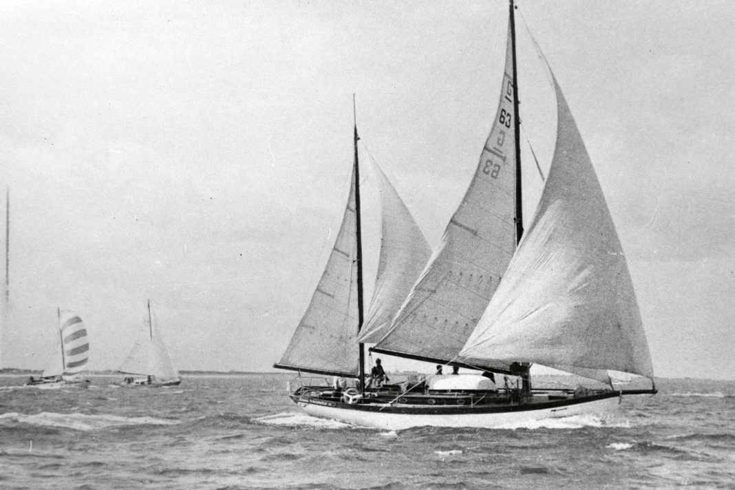 The first: In 1934, the SKWB took over a ship from the Imperial Yacht Club and christened it "Wappen von Bremen". She sailed for Bremen until 1968.