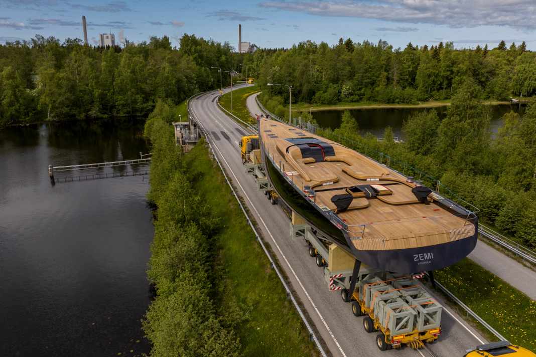De bois en bois. "Zemi" traverse la forêt de bouleaux finlandaise pendant les deux heures de navigation jusqu'au quai Baltic de Jakobstad. Le teck recouvre le pont, la superstructure, le tablier et tout le cockpit.