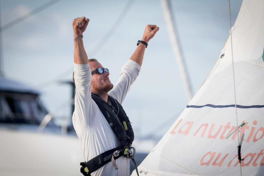 Il franco-tedesco Victor David ha raggiunto il traguardo della Mini-Transat con un albero rotto.