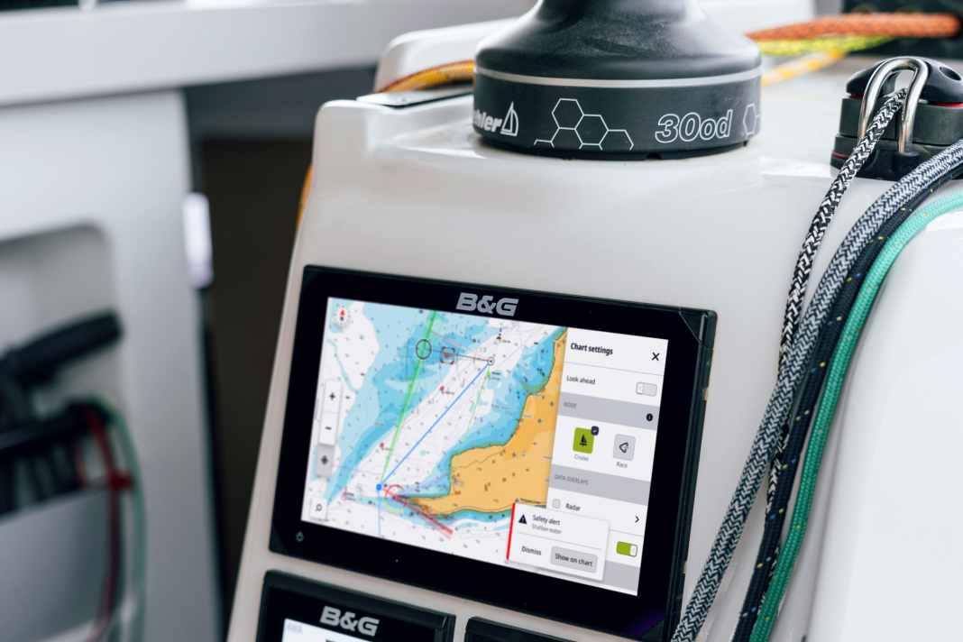 Zeus S auf einer Dehler 30 od. Der Plotter ist für Fahrten- und Regattasegler geeignet, ungenutzte Funktionen werden ausgeblendet