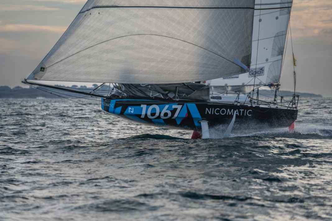 Caroline Boules Mini 6.50 ist ein Design von Sam Manuard, einem der gefragtesten Konstrukteure für Boote auf Foils. Er hat neben ihrem Mini auch einige der schnellsten Imoca 60 gezeichnet, darunter die spektakuläre "Charal 2" mit V-Rudern 