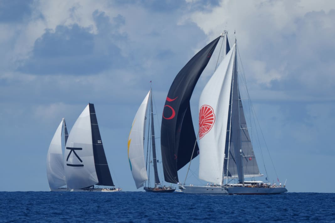 Alles dabei: Das Spektrum der Bucket-Starter reichte von 100 Fuß langen Wally-Rennmaschinen wie „Galateia“ (l.) bis zu Worldcruisern wie „Vijonara“ (r.), eine Truly Classic 128.