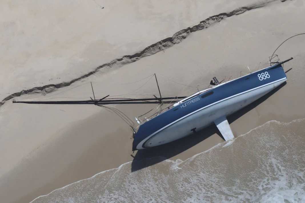 Die 12-Meter Yacht "Huntress" wurde nach einem Ruderbruch am Christmas Beach auf Cape Barren Island angespült