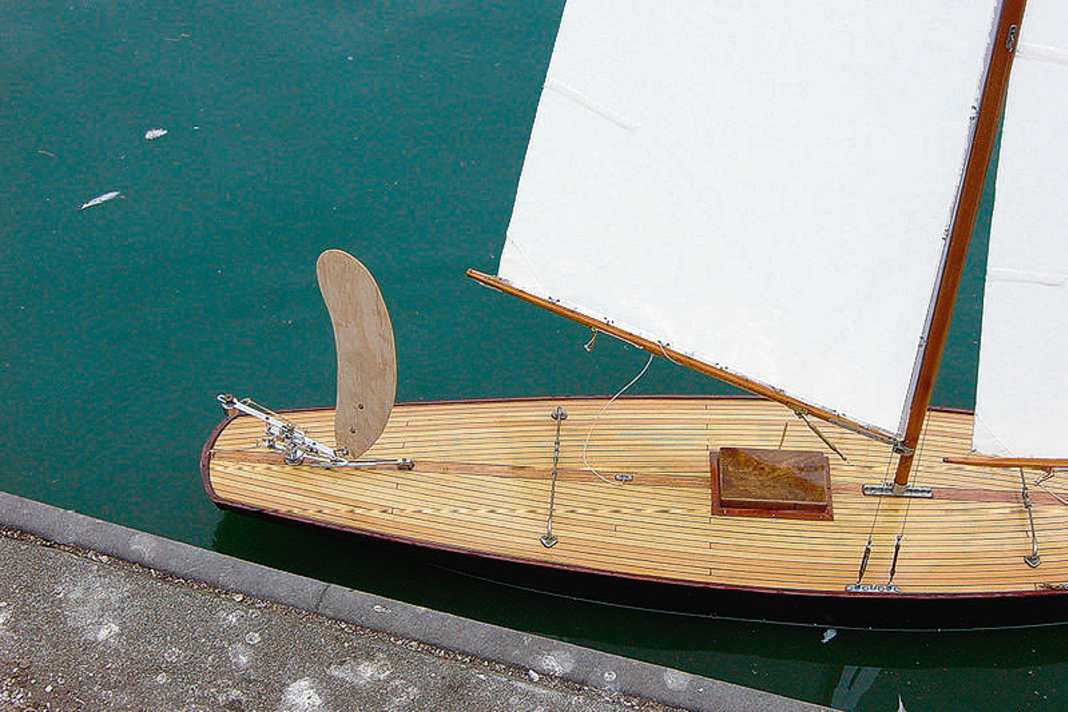 1875: Die erste Windsteueranlage wurde von keinem Geringeren als Nathanael Herreshoff persönlich entwickelt – für einen Modellkatamaran, denn es gab noch keine Fernbedienungen. Die Windfahne bestand aus einer Truthahnfeder. Das System wurde jedoch erst 1919 in der Modellbauszene bekannt