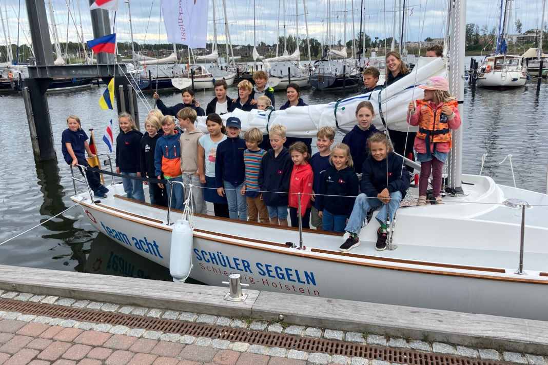 Taufe des zehnten Team8-Bootes für den Verein Schüler Segeln Schleswig-Holstein (www.schuelersegeln-sh.de) in Kappeln. Das Boot wurde bei Henningsen & Steckmest (www.scalaryachten.de) gebaut. Das Projekt wurde von vielen Betrieben aus der maritimen Branche gefördert. Der Verein blickt in diesem Jahr auf sein 20-jähriges Bestehen zurück.