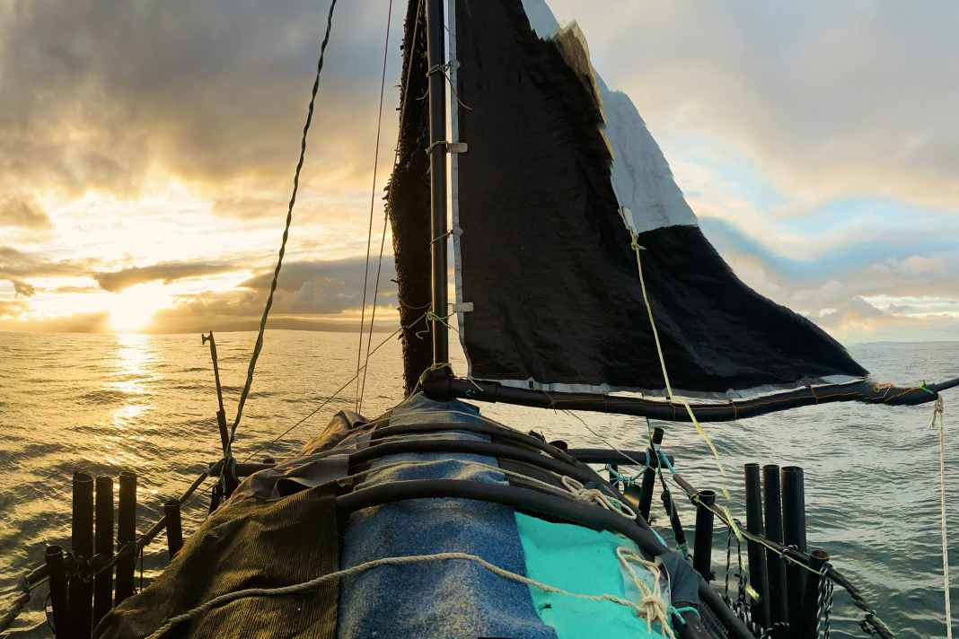 Ein ungewöhnliches Gefährt: Rund zwei Jahre baute der Tasmanier Samuel McLennan an dem Boot aus Meeresmüll. Von der Form her gleicht es einem Floß mit spitzem Bug.