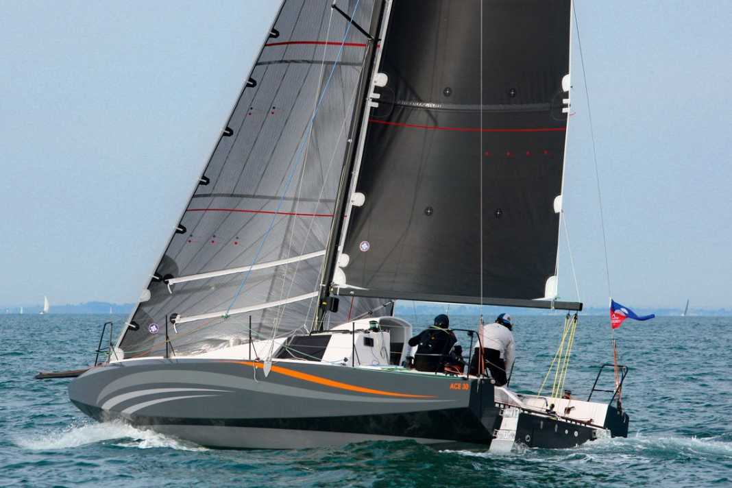 Ace 30: Aufregendes, höchst potentes Scow-Bow-Design aus Frankreich, das nicht nur für Regatten, sondern auch fürs schnelle Fahrtensegeln konzipiert ist. Daten: Rumpflänge 9,20 m, Breite 3,40 m, Tiefgang 1,90 m, Gewicht 2,7 t, Segelfläche 54 m², STZ 5,3; archinavale.carbonmade.com