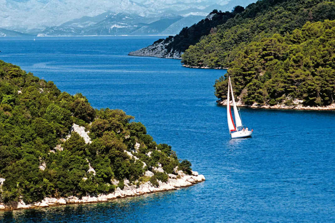 Auf Kreuzkurs zwischen den bewaldeten Inseln des Nationalparks Mljet