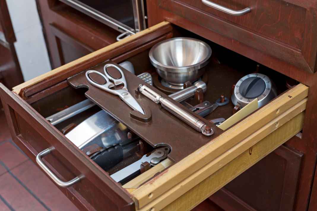 Safe and aesthetic at the same time: nothing is guaranteed to fly around in this cutlery drawer