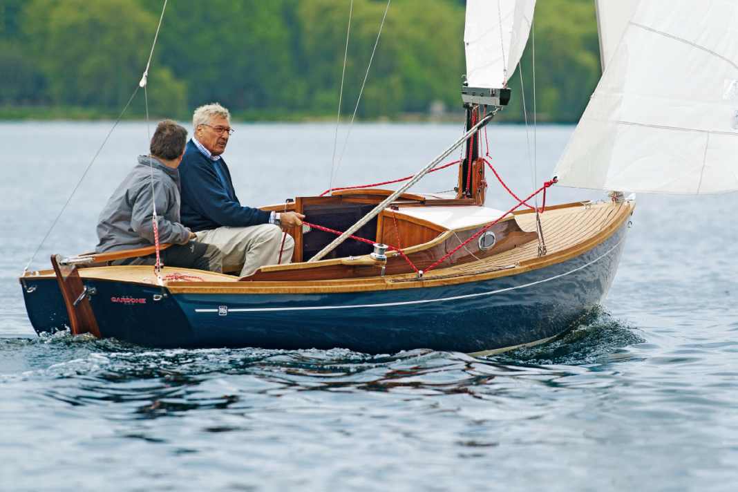 Fricke & Dannhus haben mit der HD 20 Kaja einen eleganten Retroklassiker aus formverleimtem Mahagoni oder GFK mit kleiner Kajüte im Angebot. Länge 5,85 m; Breite 1,90 m; Gewicht 610 kg; ab 53.880 Euro