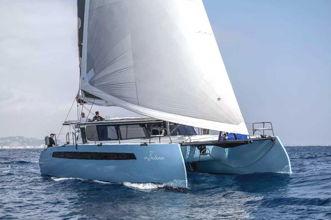 Die Balance 482 hoch am Wind. Die Kreuzeigenschaften sind ausgespochen gut, auch wenn das Schiff in der Mittelmeerwelle etwas zum Stampfen neigt