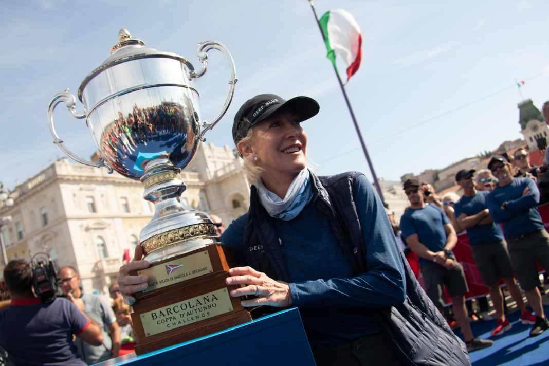 Wendy Schmidt mit dem Siegerpokal