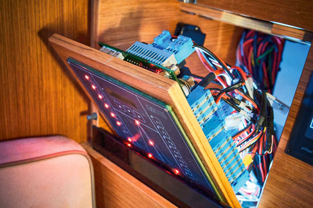 Fusibles & connexions : Vérifier au printemps que les connecteurs sont bien fixés (tirés), qu'il n'y a pas de corrosion au niveau des contacts et que les points de fusion ne sont pas endommagés. Il faut également exclure toute infiltration d'eau