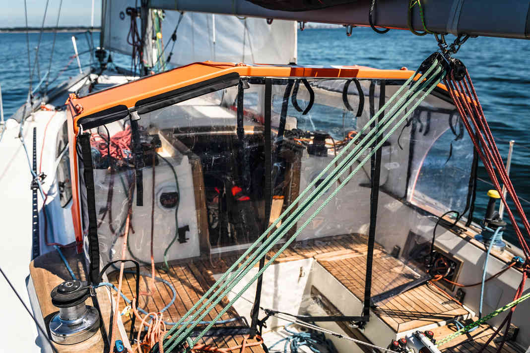 Vorhang runter: Im  Cockpit kann sich Damien  Guillou im vorderen  Bereich gegen Wind und  Wetter schützen