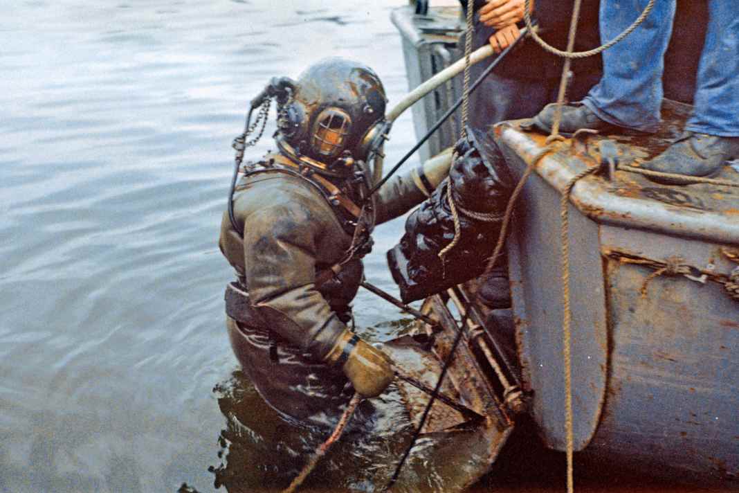 Prima del 1959: i sommozzatori tiravano le corde attraverso sei gallerie a filo d'acqua.
