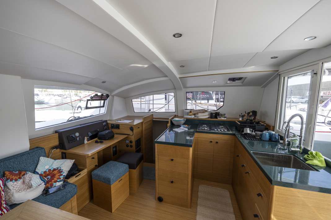 Le salon dispose d'une table de navigation à part entière et orientée dans le sens de la marche