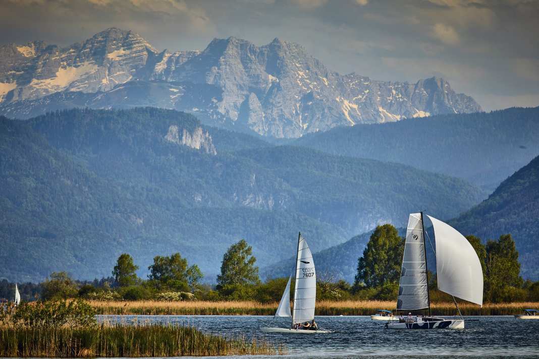 Banchi di canneti piatti, pendii montuosi verde scuro, cime altissime: il lago Chiemsee colpisce per i suoi panorami
