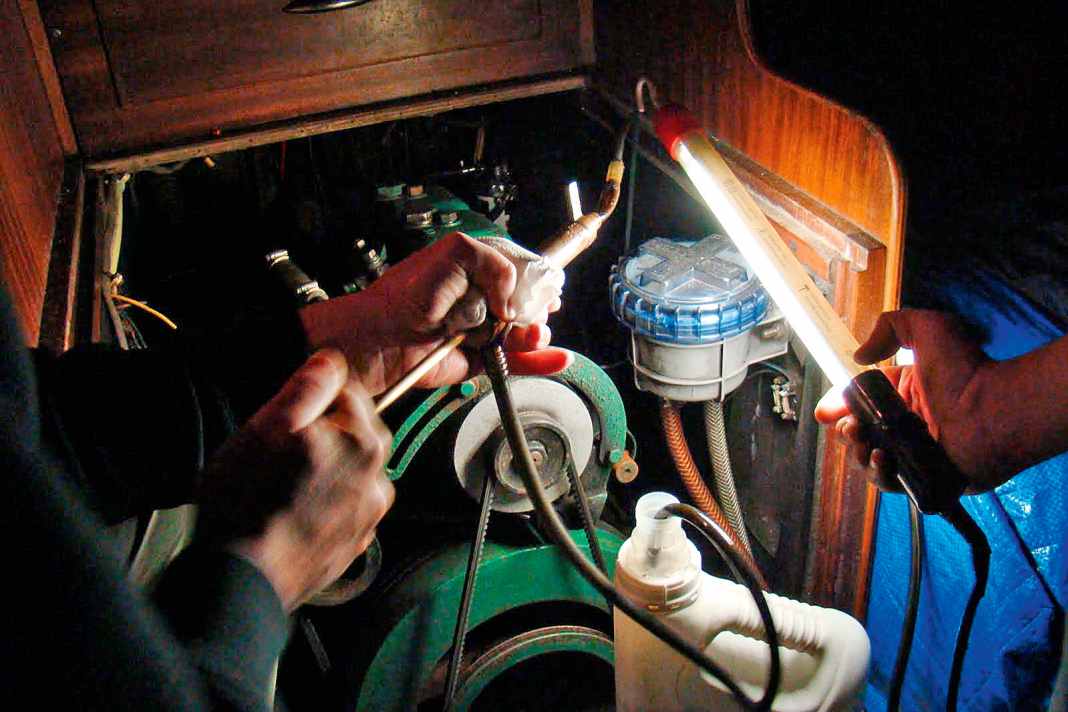 Cambio dell'olio: durante la stagione, nell'olio si accumulano molte impurità che danneggiano il motore durante l'inverno. Pertanto, cambiate l'olio prima della scadenza della gru. Riscaldatelo prima fino a raggiungere la temperatura di esercizio.