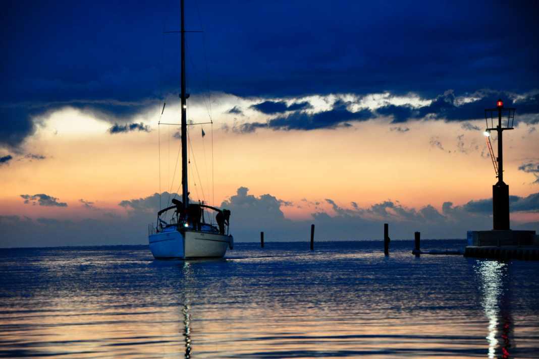 2012: Florian Mayr hat perfekt die Stimmung am Ende eines langen Segeltages eingefangen, als die Crew in Portoroz einläuft. Licht, Farbe, Bildaufteilung und -aussage – hier stimmt einfach alles