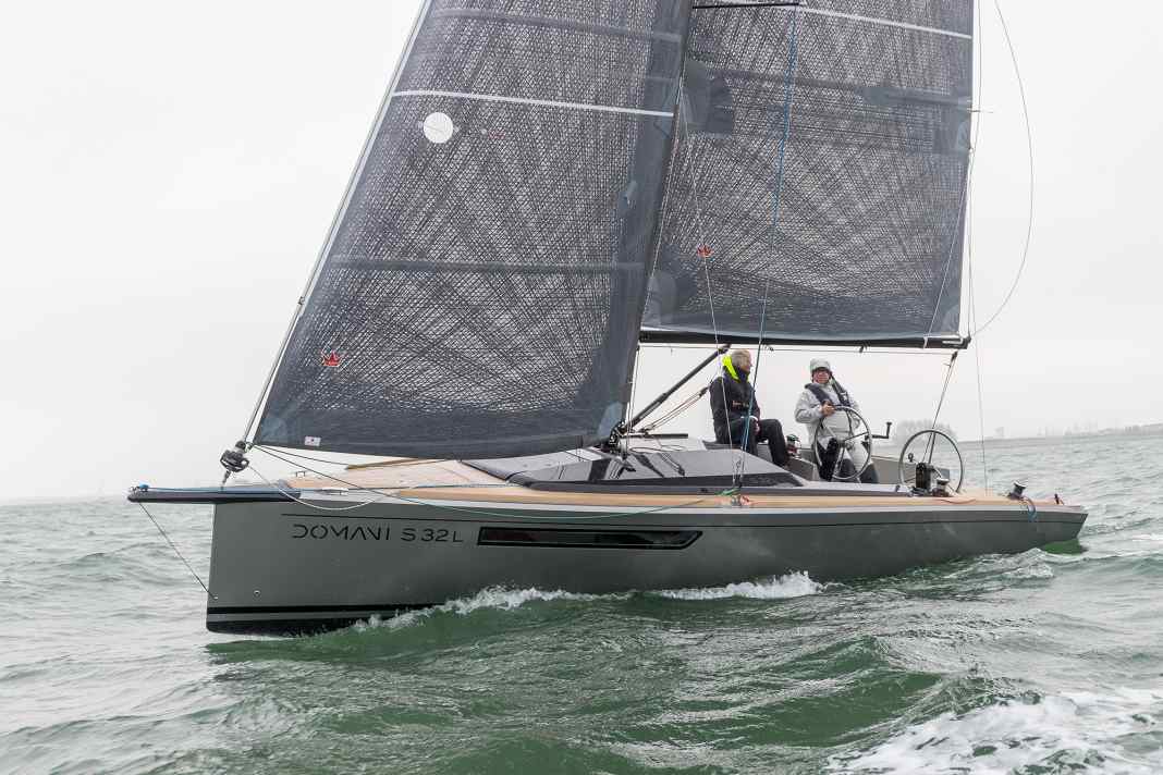 Farbschema konsequent, Linien hübsch: Daysailer Domani S 32 