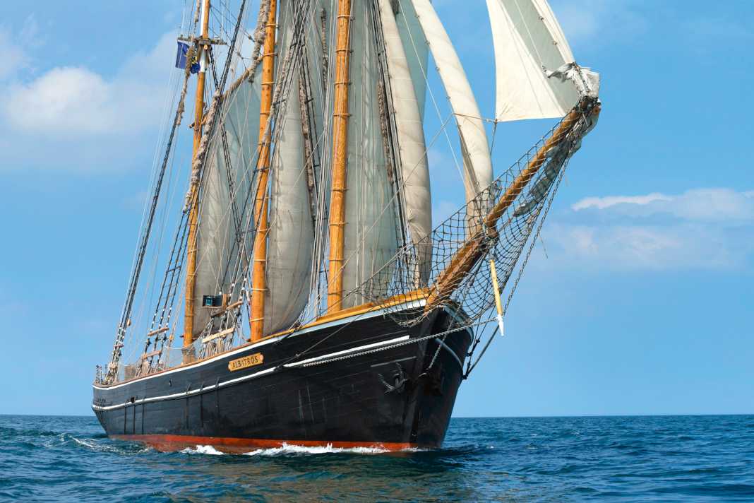 Grand programme : "Albatros" sous voiles extérieures et intérieures, foc, goélette, grand-voile et balai