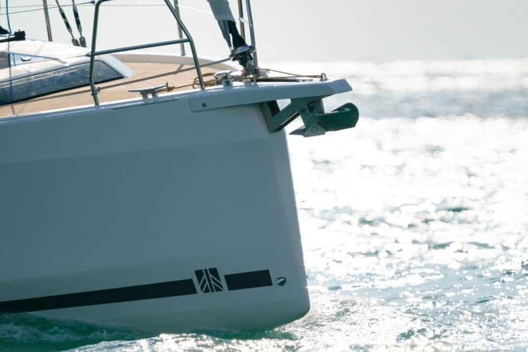 The bow of the Dufour 37 offers plenty of volume, the hull widens considerably towards the stern