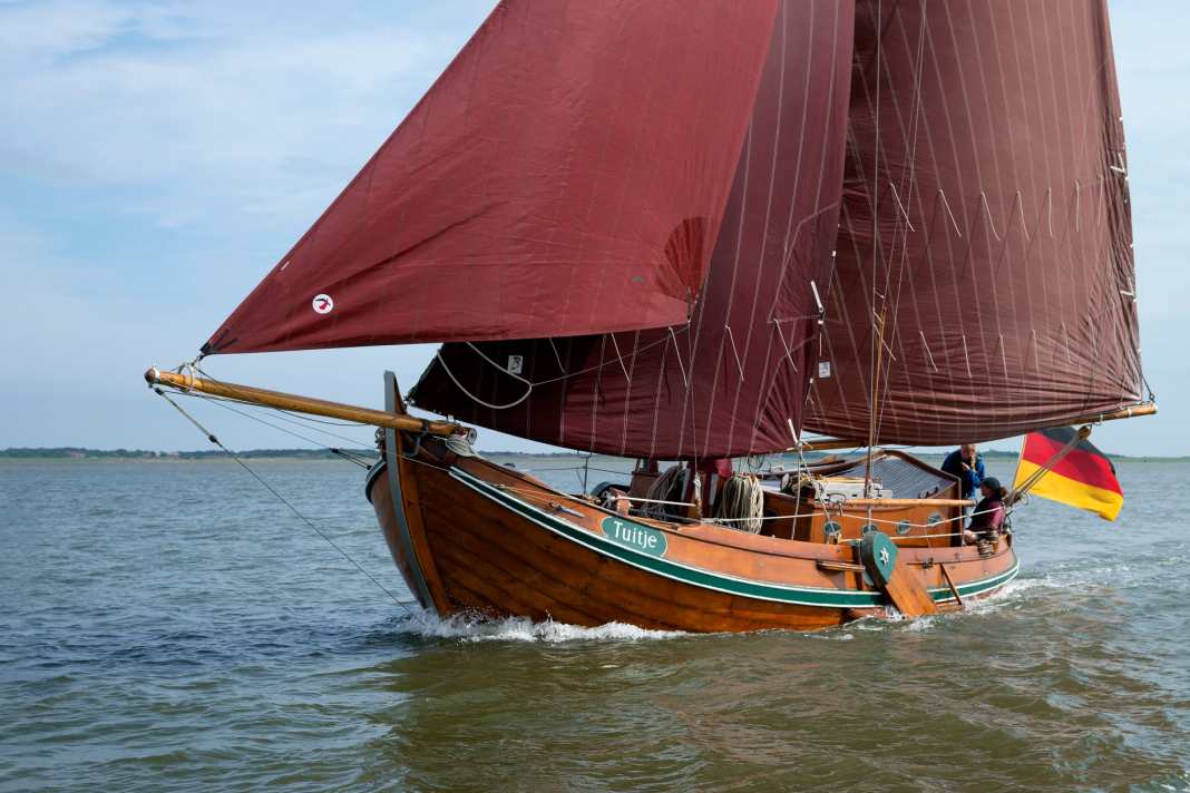 The 11.60 metre long "Tuitje" was built by Bültjer in 1990 based on the Dutch model. The oak slipper weighs a whopping twelve tonnes