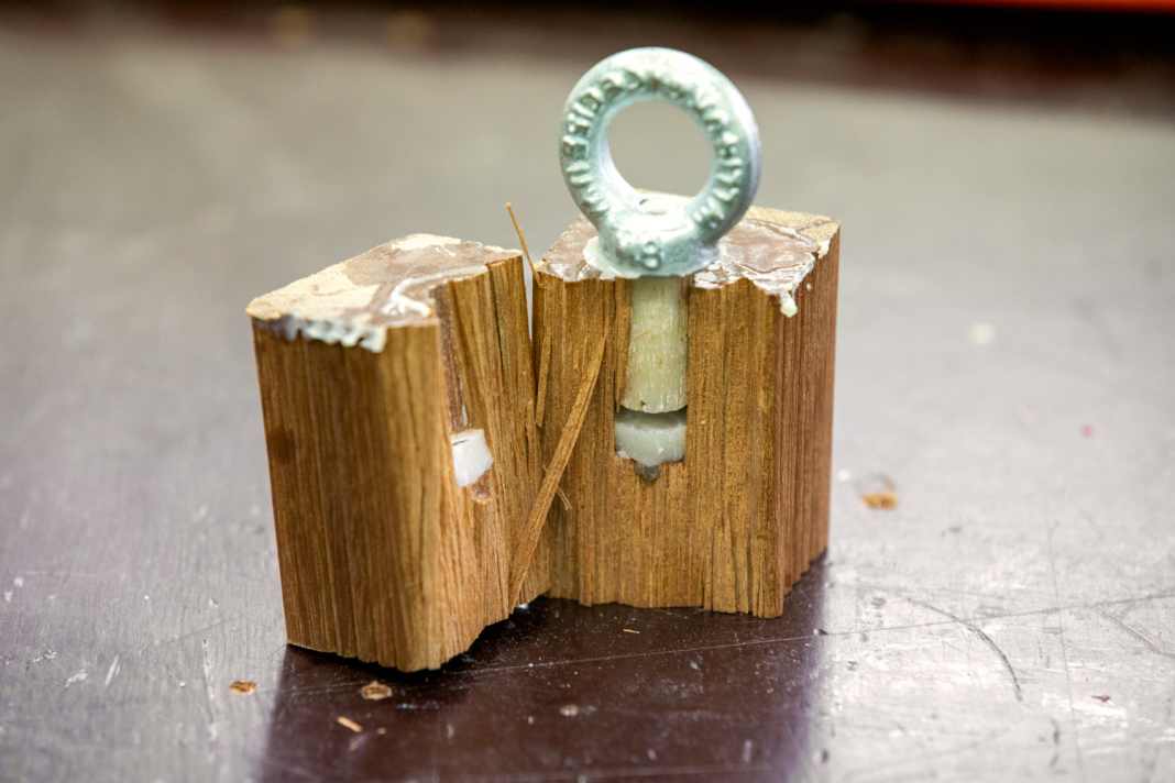 Am gebrochenen Muster ist der Aufbau der Klebung mit Sackloch gut zu erkennen, die Verbindung war fester als der Hartholzklotz  