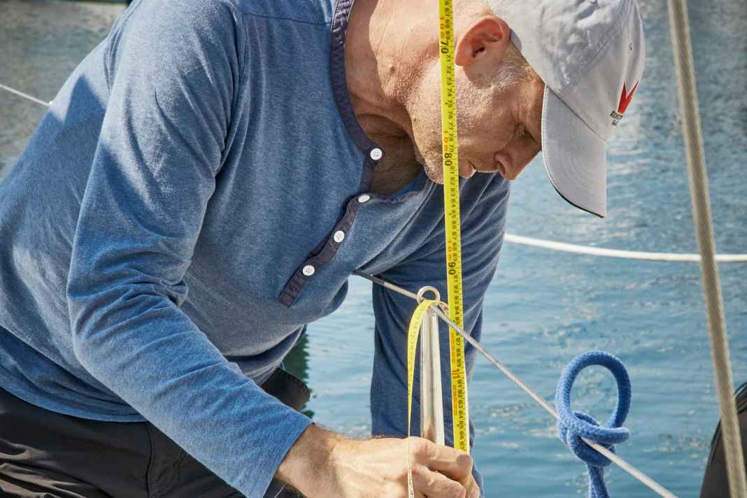 Wichtige Maße etwa für eine Persenning oder neue Segel nimmt man besten im Wasser, bei stehendem Rigg
