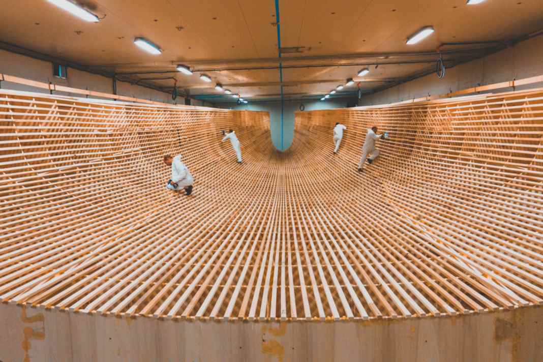 Arte nella costruzione: il legno svolge un ruolo importante nell'elaborata costruzione dello stampo negativo per lo scafo, che rivela già le linee e le dimensioni dello yacht. La poppa è stata tralasciata; verrà aggiunta in seguito.