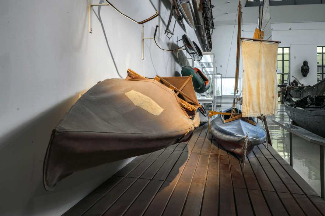Das Faltboot „Liberia III“ (rechts) steht im Deutschen Museum. Mit knapp fünf Quadratmeter Tuch ging es im Schnitt mit drei Knoten zu Sache