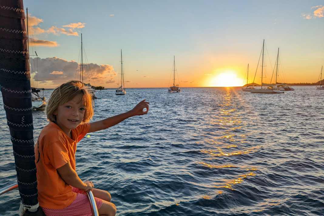 Ein neuer Tag in der Karibik. Die neun­jährige Lotta beobach­tet gut gelaunt den Sonnenaufgang