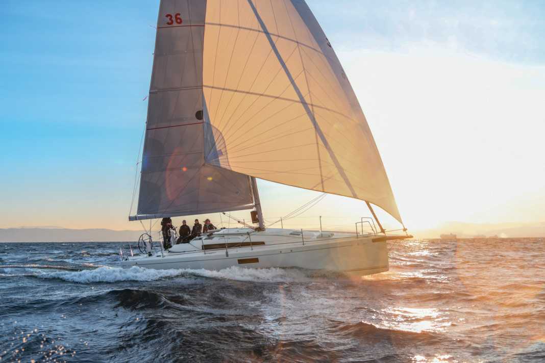 Lo spazioso yacht di undici metri ha un dislocamento di sole 4,8 tonnellate e solleva la prua con 15 nodi di vento.