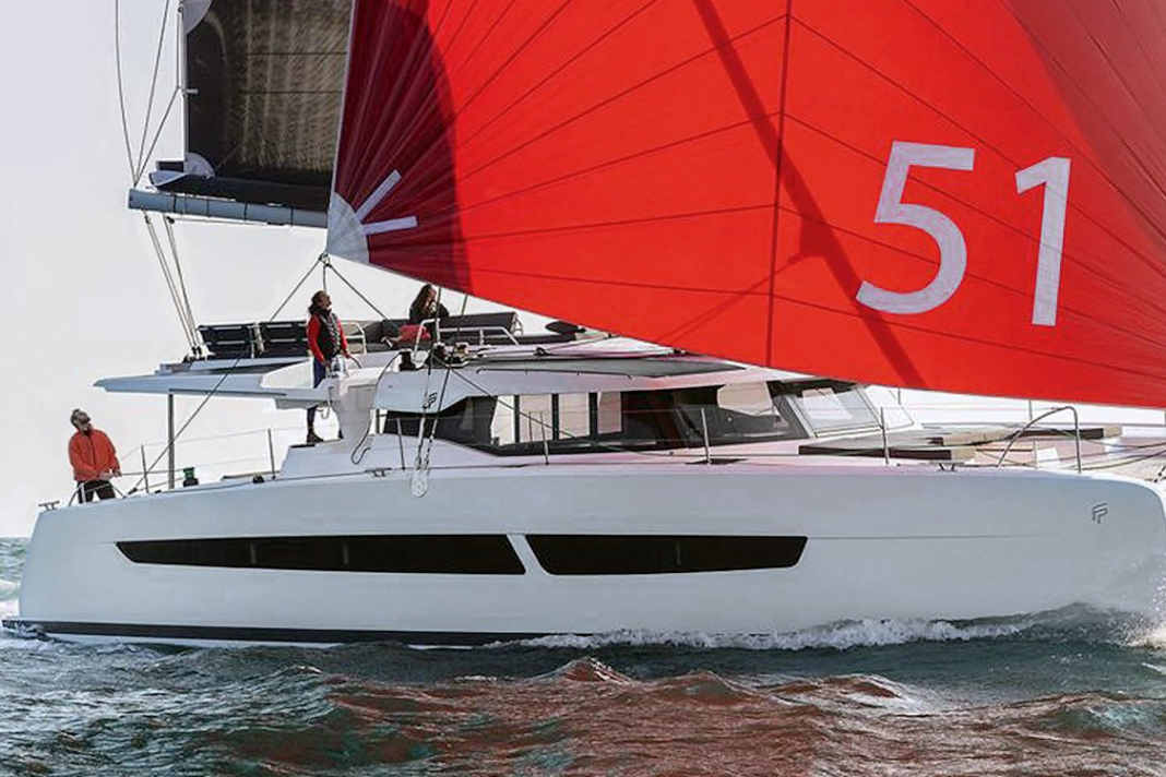 Aura 51: Der neu Kat von Fountaine Pajot ist eine Art mobiler Zweitwohnsitz auf dem Wasser – so groß, so komfortabel. Und er trifft mit dem Lagoon 51 auf seinen direkten Mitbewerber im Markt. Das verspricht spannende Testfahrten – und für Interessenten gute Orientierung. Daten: Rumpflänge 15,54 m, Breite 8,08 m, Tiefgang 1,30 m, Gewicht 18,1 t, Segelfläche 154 m², STZ 4,7; www.catamarans-fountaine-pajot.com 